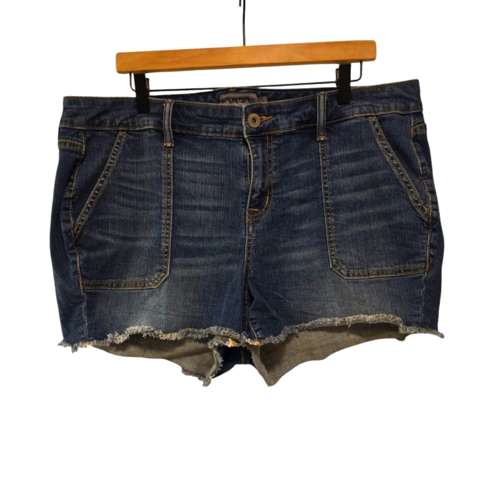 Torrid, Jean Shorts, Cargo Style Pockets, Stretchy, Frayed Hemline, Women's Sz18